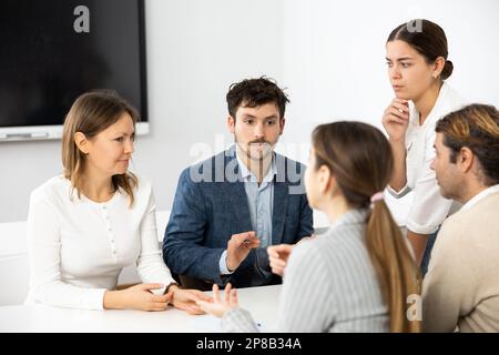 Männliche und weibliche Studenten, die sich gemeinsam auf die Prüfung an der Universität vorbereiten Stockfoto