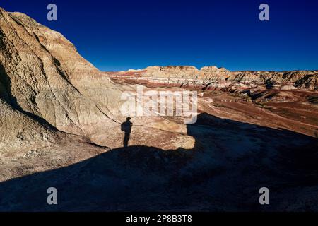 Die malerische Gegend von Wucai City in der Nähe von Urumqi, Xinjiang, hat eine herrliche und glitzernde Landform von Danxia, die ein internationaler Käufer ist; sie gehört zum e Stockfoto