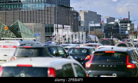 Warschau, Polen. 8. März 2023 Autoverkehr zur Hauptverkehrszeit in der Innenstadt der Stadt. Autoverschmutzung, Stau den ganzen Tag. Stockfoto