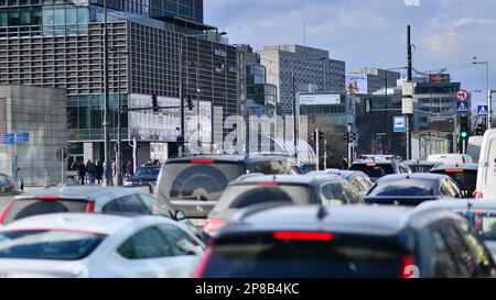 Warschau, Polen. 8. März 2023 Autoverkehr zur Hauptverkehrszeit in der Innenstadt der Stadt. Autoverschmutzung, Stau den ganzen Tag. Stockfoto