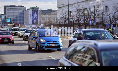 Warschau, Polen. 8. März 2023 Autoverkehr zur Hauptverkehrszeit in der Innenstadt der Stadt. Autoverschmutzung, Stau den ganzen Tag. Stockfoto