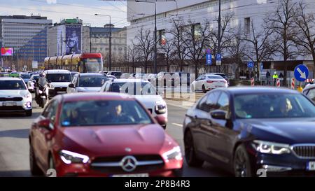 Warschau, Polen. 8. März 2023 Autoverkehr zur Hauptverkehrszeit in der Innenstadt der Stadt. Autoverschmutzung, Stau den ganzen Tag. Stockfoto