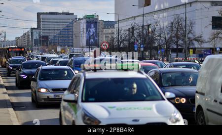 Warschau, Polen. 8. März 2023 Autoverkehr zur Hauptverkehrszeit in der Innenstadt der Stadt. Autoverschmutzung, Stau den ganzen Tag. Stockfoto