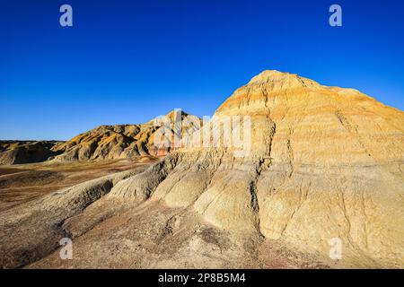 Die malerische Gegend von Wucai City in der Nähe von Urumqi, Xinjiang, hat eine herrliche und glitzernde Landform von Danxia, die ein internationaler Käufer ist; sie gehört zum e Stockfoto