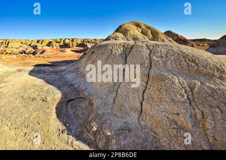 Die malerische Gegend von Wucai City in der Nähe von Urumqi, Xinjiang, hat eine herrliche und glitzernde Landform von Danxia, die ein internationaler Käufer ist; sie gehört zum e Stockfoto