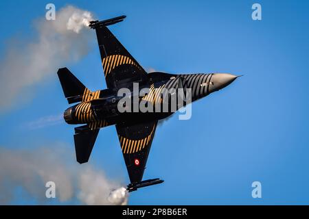 Gdynia, Polen - 22. August 2021: Flug des F 16-Flugzeugs auf der Aero Baltic Show in Gdynia, Polen. Stockfoto
