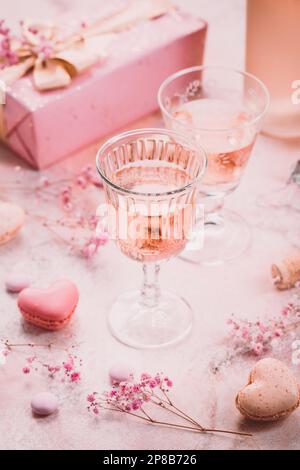 Rosenschaumwein, französische Makronen und eine Schachtel Pralinen zum Valentinstag, Muttertag oder Geburtstag Stockfoto