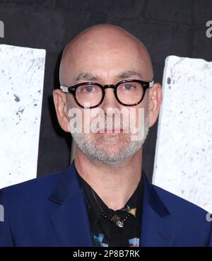 New York City, USA. 08. März 2023. Neil Cross nimmt an der New Yorker Premiere „Luther: The Fallen Sun“ Teil, die am 8. März 2023 im Paris Theater in New York City, NY, stattfindet © Steven Bergman/AFF-USA.COM Kredit: AFF/Alamy Live News Stockfoto