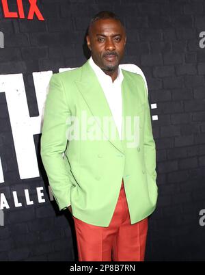 New York City, USA. 08. März 2023. Idris Elba nimmt an der New Yorker Premiere „Luther: The Fallen Sun“ Teil, die am 8. März 2023 im Pariser Theater in New York City, NY, stattfindet © Steven Bergman/AFF-USA.COM Kredit: AFF/Alamy Live News Stockfoto