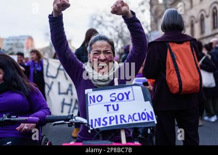 Barcelona, Spanien. 08. März 2023. Eine Frau im Rollstuhl hält während der Demonstration ein Schild mit der Aufschrift „ich bin nicht deine Inspiration“. Tausende von Menschen kamen in Barcelona, Spanien, um den Internationalen Frauentag zu feiern, der jedes Jahr am 8. März stattfindet, um die Gleichstellung der Geschlechter zu fordern und die Rechte der Frauen zu verteidigen. Kredit: SOPA Images Limited/Alamy Live News Stockfoto