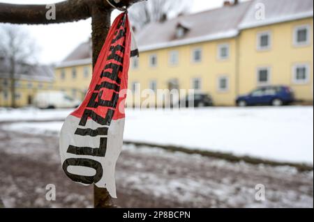 09. März 2023, Sachsen-Anhalt, Bad Lauchstädt: Vor einem Wohnhaus ist ein Polizeiabsperrband zu sehen. Ein 60-jähriger Mann und eine 59-jährige Frau starben laut Polizei an Schusswunden in ihrer Wohnung. Als die Polizisten ankamen, schoss der Mann aus dem Fenster seiner Wohnung in ihre Richtung. Foto: Heiko Rebsch/dpa Stockfoto