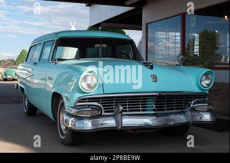 Vor einem Geschäft steht ein blaublauer ford Ranch-Wagen mit weißen Buchstaben auf schwarzem Hintergrund Stockfoto