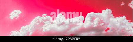 Helles Violettes Panorama Mit Wolkigem Himmel. Natürlicher Tag Bewölkter Himmel Abstrakter Hintergrund. Panorama Panoramaaussicht. Hintergrund. Bereich Kopieren. Rot, Magenta Stockfoto