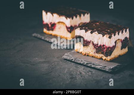 Deutsche Donauwelle: Vanille- und Schokoladenschwamm-Kuchen mit Sauerkirschen, Vanille-Buttercreme und Schokoladeneis Stockfoto