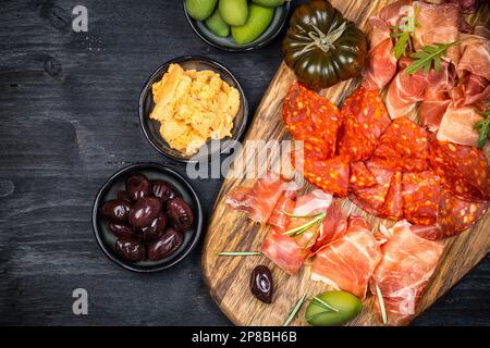 Wurstplatte mit Prosciutto-Schinken, Salami, Oliven und Tapas Stockfoto