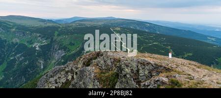 Blick vom Snezka-Hügel im Krkonose-Gebirge an der tschechisch-polnischen Grenze am Sommerabend Stockfoto