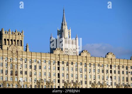 städtische Landschaft stalinistisches Wohngebäude und Gebäude des Außenministeriums der Russischen Föderation in Moskau unter wolkenlosem Himmel Stockfoto