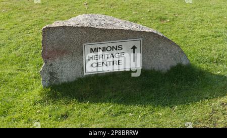 Schild für Besucher, das den Weg zum Minions Heritage Centre, Bodmin Moor, Cornwall, England, Großbritannien, weist Stockfoto