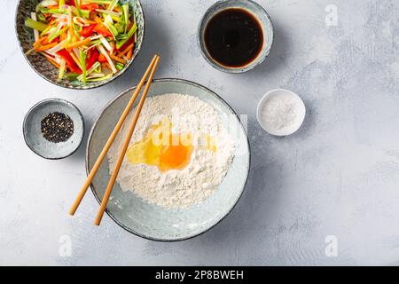 Zutaten für Gemüse-Pfannkuchen (Yachaejeon), Pajeon oder koreanischen Pfannkuchen, koreanische Pizza - asiatische Küche Stockfoto