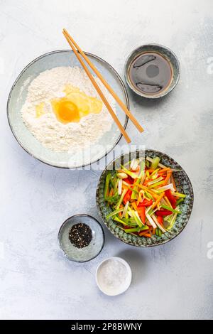 Zutaten für Gemüse-Pfannkuchen (Yachaejeon), Pajeon oder koreanischen Pfannkuchen, koreanische Pizza - asiatische Küche Stockfoto