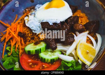 Bibimbap traditionelles koreanisches Gericht mit gemischtem Reis mit Fleisch, Eiern und gemischtem Gemüse. Koreanische gesunde Gourmetküche Hintergrund. Selektiver Fokus Stockfoto