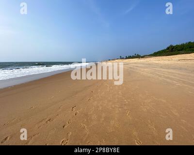 Ein wunderschöner Strand ohne Leute im Dorf Sinquerim in Nord-Goa. Stockfoto