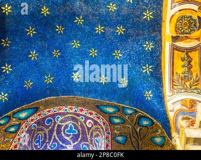 Dekoratives byzantinisches Mosaik aus dem 12. Jahrhundert in der Kirche Santa Maria dell'Ammiraglio - Palermo, Sizilien, Italien Stockfoto