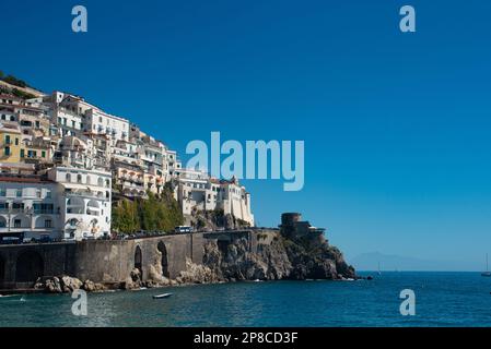 Ein Landschaftsblick auf die Stadt Atrani an der berühmten Amalfiküste, Italien Stockfoto