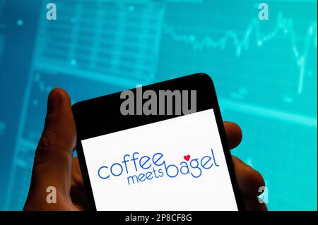 China. 15. Februar 2023. In dieser Fotoabbildung wird das Logo der amerikanischen Dating- und Social-Networking-Website Coffee Meets Bagel auf einem Smartphone mit einer Grafik des Börsenindex im Hintergrund angezeigt. (Kreditbild: © Budrul Chukrut/SOPA Images via ZUMA Press Wire) NUR REDAKTIONELLE VERWENDUNG! Nicht für den kommerziellen GEBRAUCH! Stockfoto