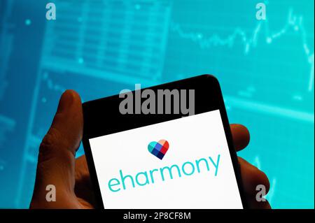 China. 15. Februar 2023. In dieser Fotoabbildung wird das eHarmony-Logo der Online-Dating-Website auf einem Smartphone mit einer Grafik des Börsenindex im Hintergrund angezeigt. (Kreditbild: © Budrul Chukrut/SOPA Images via ZUMA Press Wire) NUR REDAKTIONELLE VERWENDUNG! Nicht für den kommerziellen GEBRAUCH! Stockfoto