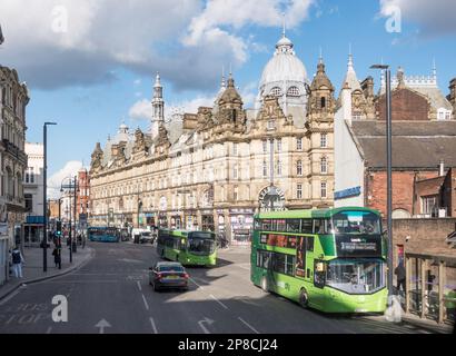 Busse im Stadtzentrum von Leeds vor dem Leeds Kirkgate Market, Yorkshire, England, Großbritannien Stockfoto