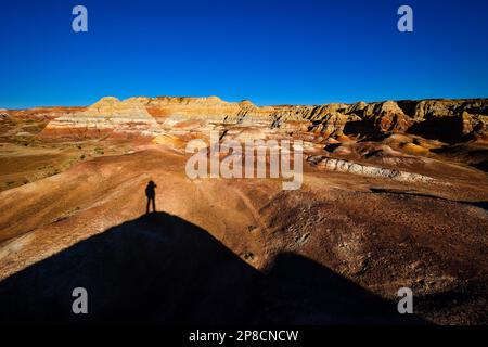 Die malerische Gegend von Wucai City in der Nähe von Urumqi, Xinjiang, hat eine herrliche und glitzernde Landform von Danxia, die ein internationaler Käufer ist; sie gehört zum e Stockfoto