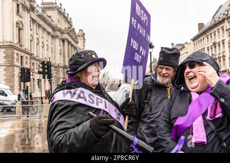 Westminster, London, Großbritannien, März 8 2023. Drei Freunde lachen über die Waspi-Demonstration am Internationalen Frauentag am Parliament Square in Westminste Stockfoto