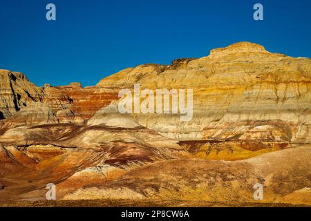 Die malerische Gegend von Wucai City in der Nähe von Urumqi, Xinjiang, hat eine herrliche und glitzernde Landform von Danxia, die ein internationaler Käufer ist; sie gehört zum e Stockfoto