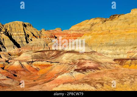 Die malerische Gegend von Wucai City in der Nähe von Urumqi, Xinjiang, hat eine herrliche und glitzernde Landform von Danxia, die ein internationaler Käufer ist; sie gehört zum e Stockfoto