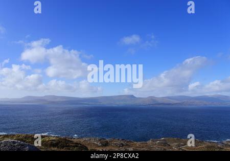 Blick auf die Berge von County Kerry über den Kenmare River von der Beara Halbinsel, County Cork, Irland - John Gollop Stockfoto