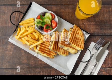 Türkischer Toast mit geröstetem Fleisch, serviert mit Oliven, Gurken und Tomaten Stockfoto