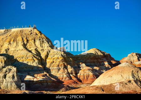 Die malerische Gegend von Wucai City in der Nähe von Urumqi, Xinjiang, hat eine herrliche und glitzernde Landform von Danxia, die ein internationaler Käufer ist; sie gehört zum e Stockfoto