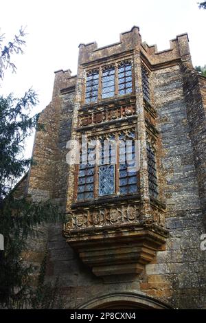 Fenster des Gatehouse in der Abtei Cerne Abbas, Dorset, Großbritannien - John Gollop Stockfoto