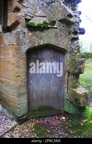 Alte Tür im Gatehouse der Abtei Cerne Abbas, Dorset, Großbritannien - John Gollop Stockfoto
