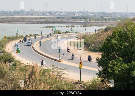 Wunderschöner Blick aus der Vogelperspektive auf die Thatta Road vom Makli Friedhof Stockfoto