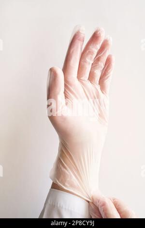 Medizinischer Handschuh. Chirurgie Arzt Hand. Medizinische Operationsgeräte für das Gesundheitswesen. Fachkundige Reinigung des Krankenhausarms. Geste zum Schutz der Hygiene. Steriles Hygienekonzept. Weiße, transparente Farbe Stockfoto