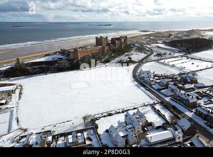 Allgemeiner Blick auf Bamburgh Castle umgeben von Schnee in Bamburgh, Northumberland. Foto: Donnerstag, 9. März 2023. Stockfoto