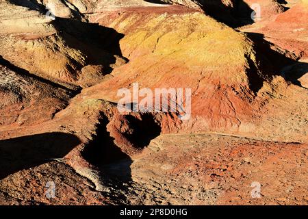 Die malerische Gegend von Wucai City in der Nähe von Urumqi, Xinjiang, hat eine herrliche und glitzernde Landform von Danxia, die ein internationaler Käufer ist; sie gehört zum e Stockfoto