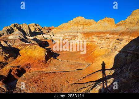 Die malerische Gegend von Wucai City in der Nähe von Urumqi, Xinjiang, hat eine herrliche und glitzernde Landform von Danxia, die ein internationaler Käufer ist; sie gehört zum e Stockfoto