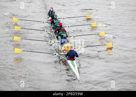 Studenten der Nottingham University rudern an einem kalten Märztag entlang des Flusses Trent. In der Nähe befinden sich die Universitätsboote, und in diesem Teil des Flusses können Sie ihre Ruderfähigkeiten üben. Das Bild wurde von der Wilford Road Bridge aufgenommen, in der Nähe der Straßenbahnlinie, die den Fluss überquert. Stockfoto