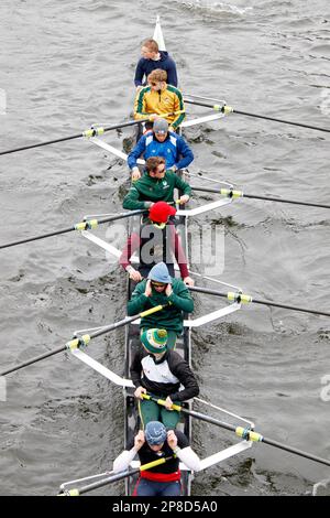 Studenten der Nottingham University rudern an einem kalten Märztag entlang des Flusses Trent. In der Nähe befinden sich die Universitätsboote, und in diesem Teil des Flusses können Sie ihre Ruderfähigkeiten üben. Das Bild wurde von der Wilford Road Bridge aufgenommen, in der Nähe der Straßenbahnlinie, die den Fluss überquert. Stockfoto