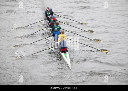 Studenten der Nottingham University rudern an einem kalten Märztag entlang des Flusses Trent. In der Nähe befinden sich die Universitätsboote, und in diesem Teil des Flusses können Sie ihre Ruderfähigkeiten üben. Das Bild wurde von der Wilford Road Bridge aufgenommen, in der Nähe der Straßenbahnlinie, die den Fluss überquert. Stockfoto