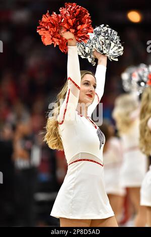 Chicago, Illinois, USA. 8. März 2023. Während der ersten Runde des NCAA Big Ten Conference Männer Basketball Tournaments im United Center in Chicago, Illinois, jubeln die Dachse von Wisconsin während einer Auszeit die Cheerleader. Ohio State gewinnt 65 zu 57 für Wisconsin. Kredit: csm/Alamy Live News Stockfoto