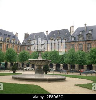 Etwa Ende 1960er, historisch, Blick über den Place des Vosges, Paris, Frankreich, ursprünglich bekannt als Place Royale. Der älteste geplante Platz in der Stadt, einer seiner bemerkenswerten Bewohner, war Victor Hugo, der berühmte Autor von Les Miserables und der Glöckner von Notre-Dame. Stockfoto